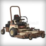 Trattorino Grasshopper 900D visto di profilo, con piatto di taglio anteriore e ruote piroettanti, mostrato in configurazione operativa su prato