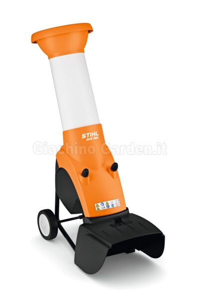Cippatore elettrico STIHL GHE 105 compatto con doppia apertura di sminuzzamento e adesivi di sicurezza visibili