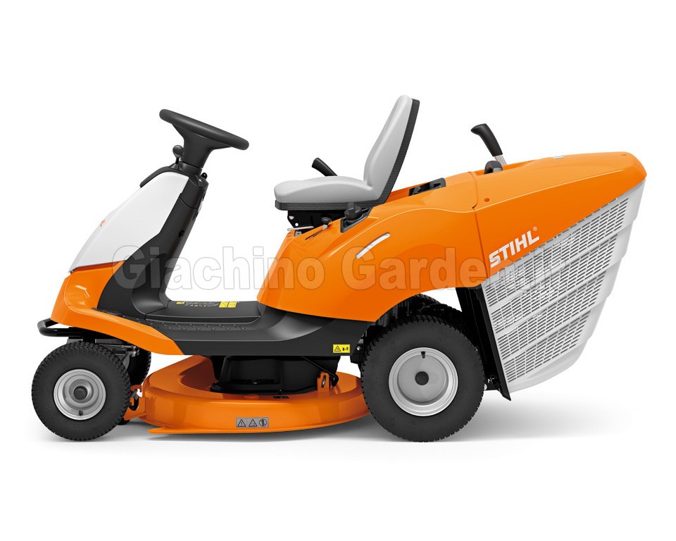 Vista laterale completa del trattorino rasaerba STIHL RT 4082 di colore arancione e bianco. Presenta un design compatto con sedile grigio regolabile, volante ergonomico, piatto di taglio centrale da 80 cm e ampio cesto di raccolta posteriore da 250 litri con leva di svuotamento