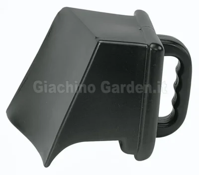 Tappo mulching originale Emak Oleo-Mac per tagliaerba modelli G 44 e G 48, realizzato in plastica nera resistente con comoda maniglia integrata per facilitare l'inserimento nel tunnel di scarico del tosaerba