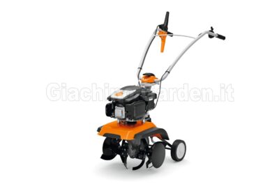 Motozappa a scoppio Stihl MH 445 R con manubrio alto regolabile, frese rotative anteriori e ruota di trasporto, vista frontale dall'alto su sfondo bianco.