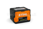 Batteria STIHL AK 10 agli ioni di litio per il sistema AK STIHL e linea Compact, con indicatore di carica a 4 LED e design arancione e nero