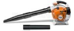 Soffiatore a scoppio Stihl BG 86 arancione e bianco con tubo di soffiaggio montato e un secondo tubo d'estensione dritto posizionato in basso su sfondo bianco.
