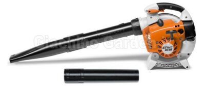 Soffiatore a scoppio Stihl BG 86 arancione e bianco con tubo di soffiaggio montato e un secondo tubo d'estensione dritto posizionato in basso su sfondo bianco.