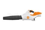 Soffiatore a batteria STIHL BGA 86 di colore bianco e arancione, con tubo di soffiaggio nero, isolato su sfondo bianco.
