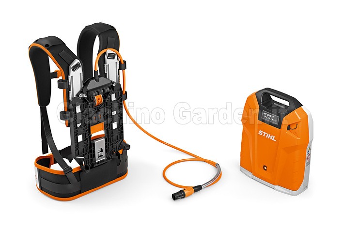 Vista laterale del sistema di trasporto STIHL AR L progettato per batterie zainate STIHL utilizzate nel giardinaggio professionale