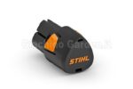 Batteria STIHL AS 2 del sistema AS da 10,8 V, design ergonomico nero con logo STIHL e pulsanti di sblocco arancioni.