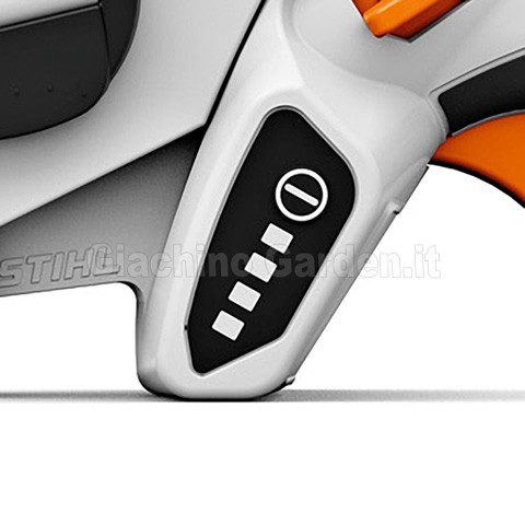 Primo piano dell'indicatore LED dello stato di carica della batteria sul corpo macchina del potatore STIHL GTA 26