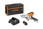 Set potatore a batteria STIHL GTA 26 con borsa per il trasporto, caricabatterie AL 10 e batteria AS 2 su sfondo bianco