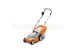 Tosaerba a batteria STIHL con sistema AK per giardini privati, caratterizzato da scocca leggera in polimero arancione e bianca, manubrio pieghevole ergonomico e cesto raccoglierba da 30 litri su sfondo bianco.