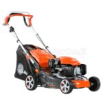 Tosaerba Oleo-Mac G 48 TKE Comfort Plus semovente con scocca in acciaio arancione e sacco di raccolta nero su sfondo bianco