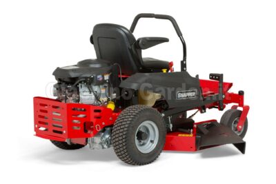 Trattorino tagliaerba a raggio zero di colore rosso e nero, visto dal retro. Si distinguono il robusto motore posteriore con griglia di protezione rossa, l'ampio sedile con braccioli e la scocca laterale con il logo del produttore.
