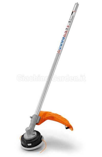Attrezzo combinato decespugliatore STIHL FS-KM con testina a filo AutoCut, parasassi arancione e asta dritta in alluminio per sistema Kombi.