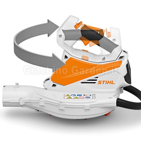 Vista laterale dello STIHL SHA 56 con una freccia grigia curva che illustra il movimento di rotazione dell'impugnatura ergonomica principale per passare dalla modalità soffiatore a quella di aspiratore.