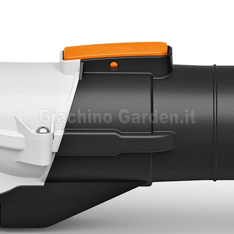 Primo piano del meccanismo di bloccaggio dello STIHL SHA 56, con un pulsante di sicurezza arancione posizionato sopra il punto di giunzione tra il corpo macchina bianco e il tubo nero.