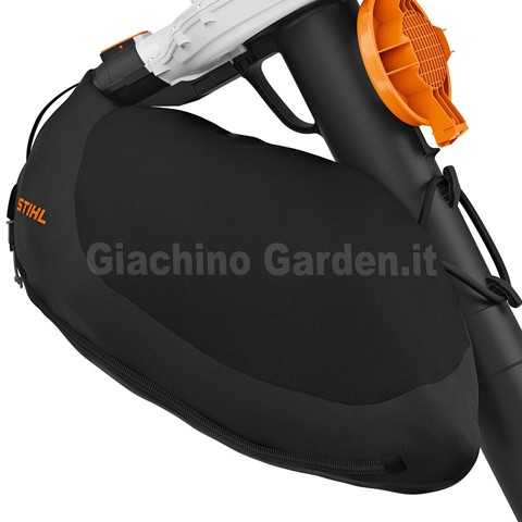Primo piano del sacco di raccolta nero con logo STIHL arancione, agganciato al tubo rigido e al corpo motore dell'aspirafoglie SHA 56. In alto a destra è visibile la griglia di protezione arancione sollevata.