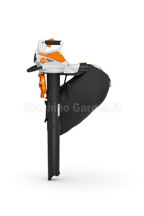 Macchinario per la raccolta delle foglie STIHL SHA 56 a batteria in modalità aspirafoglie.
