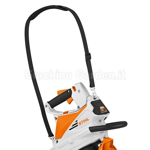 Primo piano della scocca superiore bianca e arancione STIHL SHA 56, con vano batteria AK visibile e cinghia di trasporto nera montata.