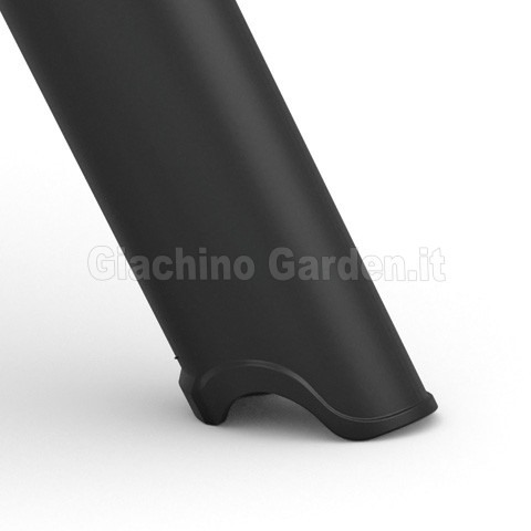 Primo piano dell'estremità inferiore del tubo di aspirazione nero per STIHL SHA 56, caratterizzata da un profilo curvo studiato per ottimizzare il flusso d'aria vicino al terreno.