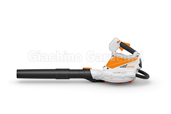 Vista laterale dello STIHL SHA 56 configurato come soffiatore per foglie, che mostra il corpo macchina bianco e arancione con impugnatura superiore e il lungo tubo nero montato orizzontalmente.