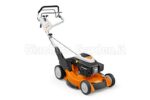 Tosaerba a scoppio STIHL RM 655 VS di colore bianco e arancione, caratterizzato da un design ergonomico con stegola monostegola comfort e motore a benzina in vista.