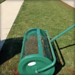 Il rullo spandi terriccio risulta indispensabile alleato per distribuire uniformemente un sacco da 70/80 lt. di terriccio per tappeto verde su un'area di circa 20 metri quadrati. Utilizzando il rullo si ha la giusta misura per acquistare il terriccio nella giusta quantità al metro quadrato da coprire.