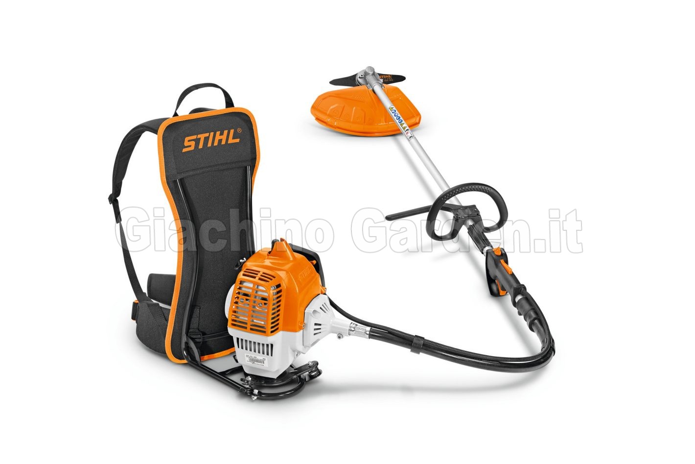 Decespugliatore spalleggiato STIHL FR 235 con coltello da erba in acciaio a due taglienti, zaino ergonomico imbottito e albero flessibile per lo sfalcio di erba fitta.