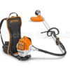 Decespugliatore spalleggiato a scoppio STIHL FR 235 da 36,3 cc con zaino ergonomico integrato, albero flessibile, impugnatura circolare e testina falciante per la pulizia di sterpaglie.