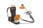 Decespugliatore spalleggiato a scoppio STIHL FR 235 da 36,3 cc con zaino ergonomico integrato, albero flessibile, impugnatura circolare e testina falciante per la pulizia di sterpaglie.