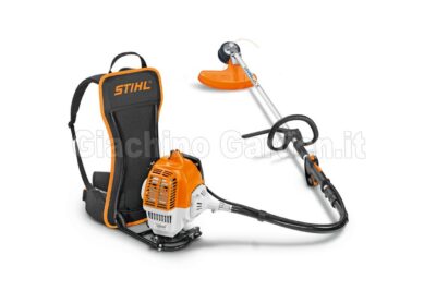 Decespugliatore spalleggiato a scoppio STIHL FR 235 da 36,3 cc con zaino ergonomico integrato, albero flessibile, impugnatura circolare e testina falciante per la pulizia di sterpaglie.