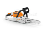 Una motosega a batteria STIHL MSA 60 C-B con spranga Rollomatic E Mini, posizionata su uno sfondo bianco isolato.
