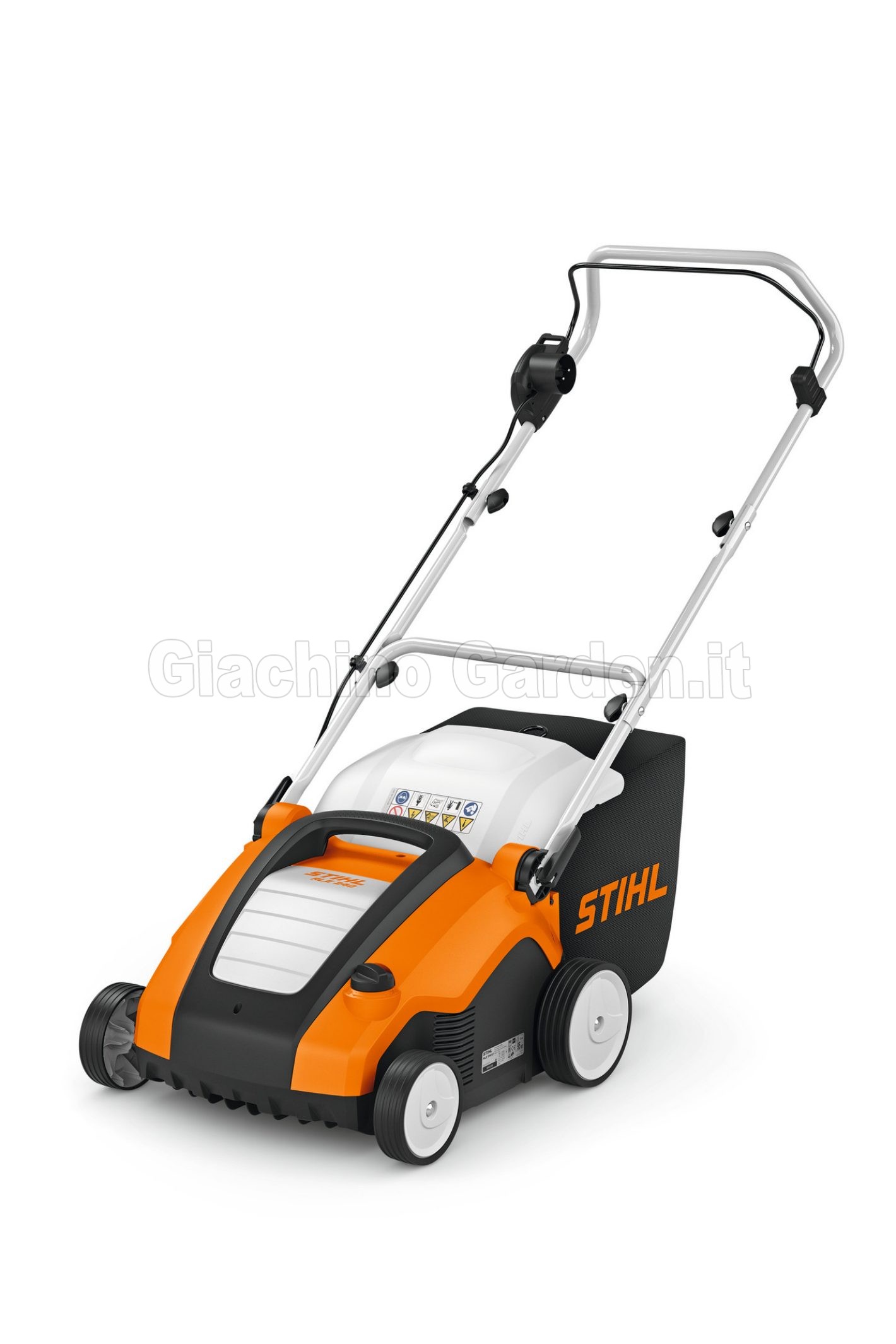 Scarificatore per prato STIHL RLE 240 mostrato di profilo con focus sul sacco raccoglierba e sui comandi del manubrio