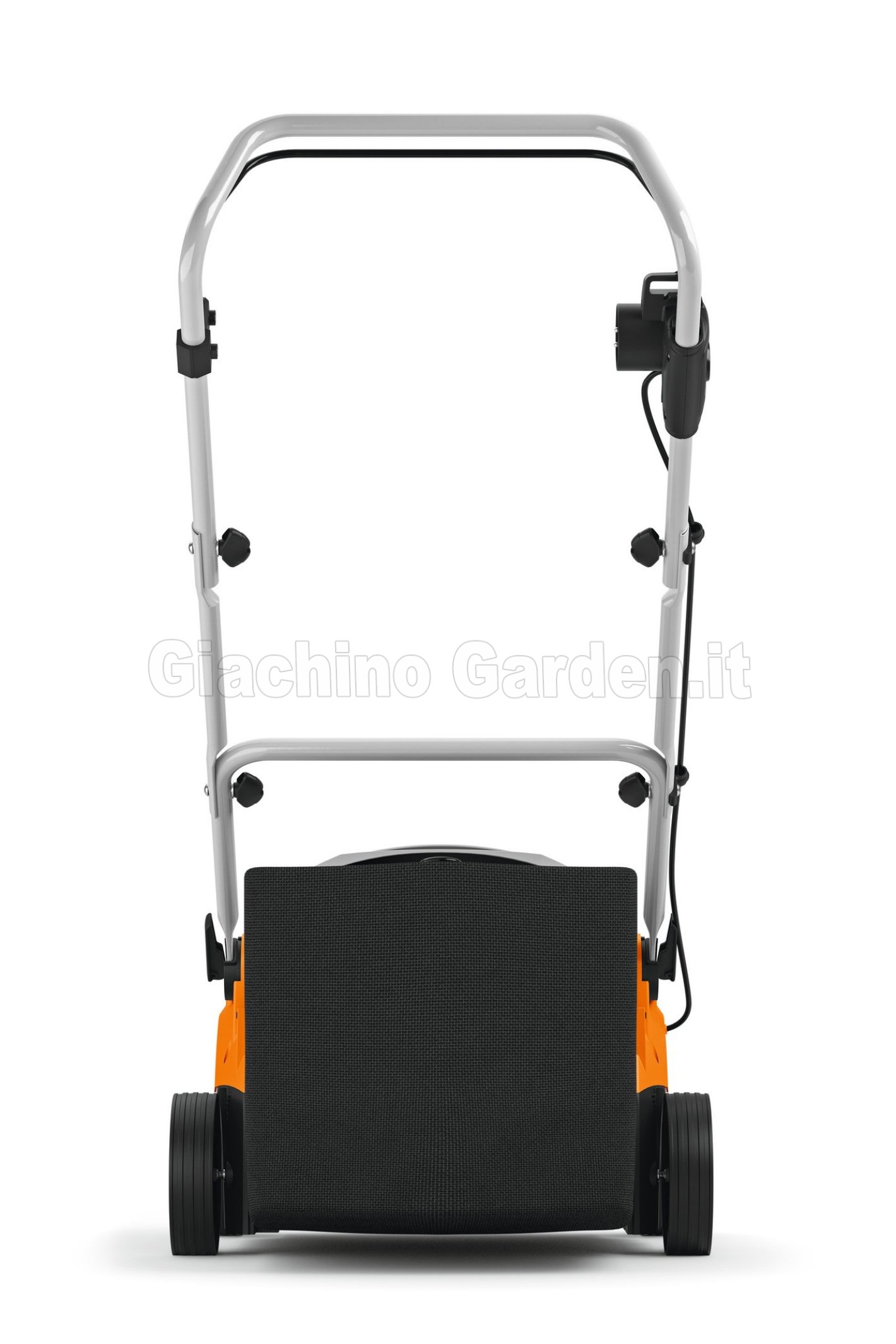 Scarificatore elettrico STIHL RLE 240 inquadrato da dietro con dettaglio del sacco raccoglierba in tessuto nero