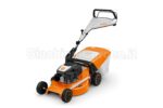 Tosaerba STIHL RM 253 T a trazione con scocca in acciaio arancione, motore a scoppio e cesto di raccolta da 55 litri.