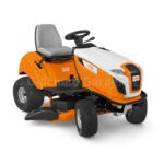 Trattorino rasaerba Stihl RT 4112 SZ arancione e bianco con scarico laterale, visto di tre quarti su sfondo bianco
