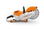 Troncatrice a batteria Stihl TSA 230 con disco diamantato per taglio materiali su sfondo bianco