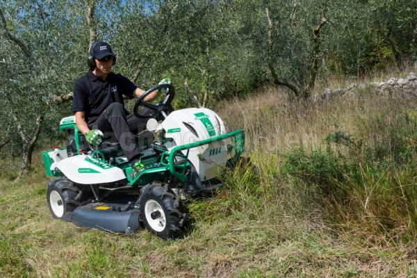 Orec Rabbit Trinciasarmenti Professionale Trattorino Rider Falcia Tutto 4wd Rm982f Ambientata Giachinogarden