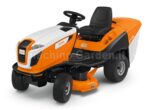 Trattorino rasaerba Stihl RT 5097 arancione e bianco con scarico posteriore, cesto di raccolta da 250 litri e sedile regolabile, visto di tre quarti su sfondo bianco.