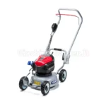 Tosaerba a batteria Grin BM37-82V visto di tre quarti su sfondo bianco, con calotta grigia tonda, motore rosso da 82 Volt, manubrio alto ergonomico e leva di sicurezza rossa
