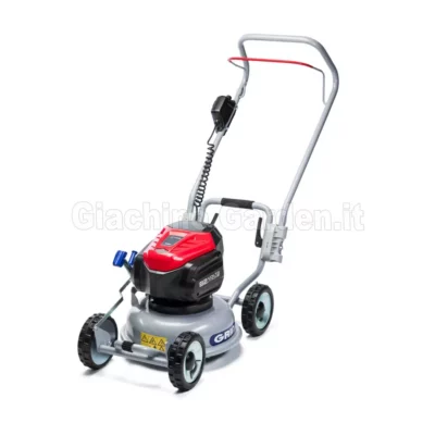 Tosaerba a batteria Grin BM37-82V visto di tre quarti su sfondo bianco, con calotta grigia tonda, motore rosso da 82 Volt, manubrio alto ergonomico e leva di sicurezza rossa