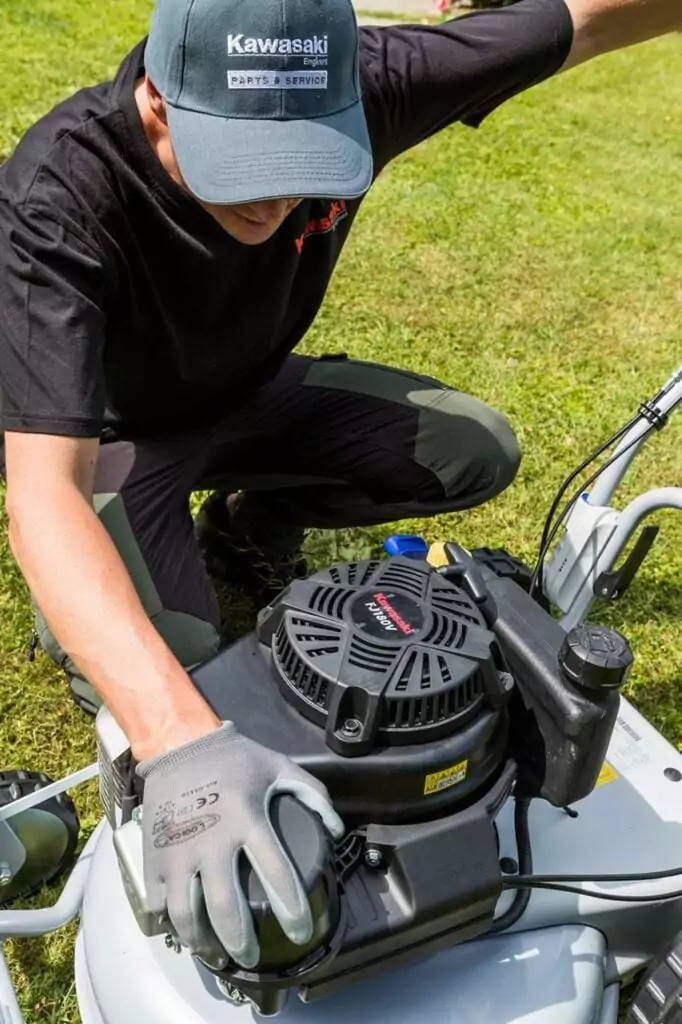 Manutenzione del motore Kawasaki professionale su tosaerba Grin PM53A