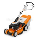 Vista prospettica di un tosaerba a scoppio professionale STIHL, con scocca arancione e bianca.