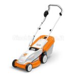 Tosaerba elettrico STIHL RME 235 di colore bianco e arancione, visto di tre quarti su sfondo bianco, con manubrio pieghevole e cesto di raccolta erba posteriore.