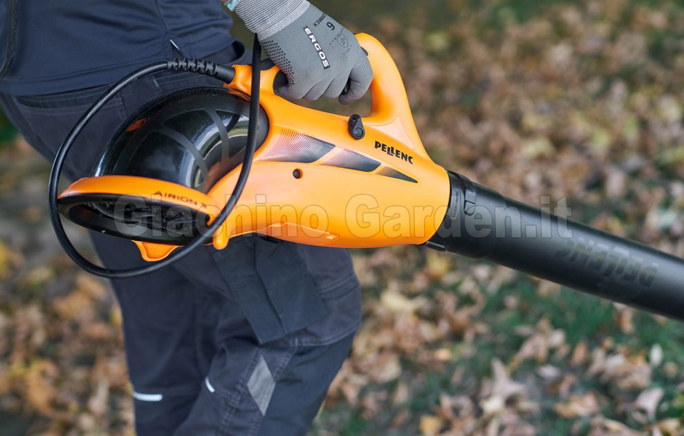 Operatore che utilizza il soffiatore elettrico professionale Pellenc Airion 3 per la rimozione delle foglie, impugnando l’attrezzo ergonomico in un’area erbosa durante lavori di manutenzione del verde.