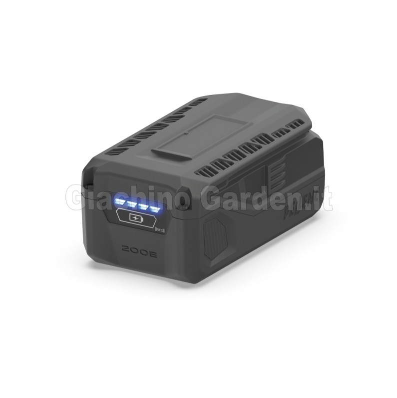 Fotografia a sfondo bianco della batteria professionale Pellenc ULiB 200E per la gamma di attrezzi Essential. Il guscio compatto in plastica nera mostra sul davanti la sigla del modello "200E", il simbolo della tecnologia NFC e l'indicatore dello stato di carica a LED blu retroilluminati attivato.