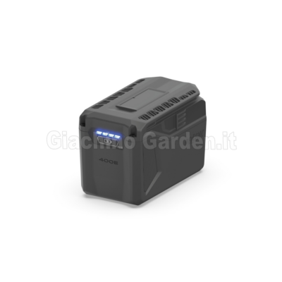Fotografia a sfondo bianco della batteria professionale Pellenc ULiB 200E per la gamma di attrezzi Essential. Il guscio compatto in plastica nera mostra sul davanti la sigla del modello "400E", il simbolo della tecnologia NFC e l'indicatore dello stato di carica a LED blu retroilluminati attivato.