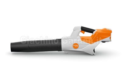 Soffiatore a batteria STIHL BGA 60 mostrato di profilo su uno sfondo bianco neutro.