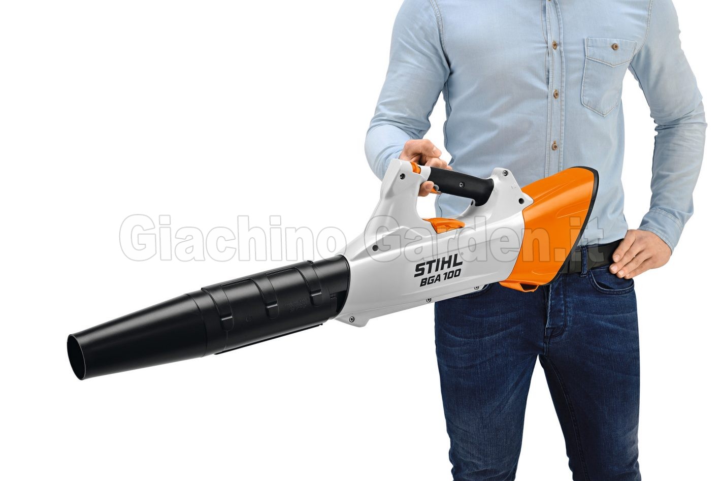 Operatore che impugna il soffiatore a batteria STIHL BGA 100 leggero ed ergonomico