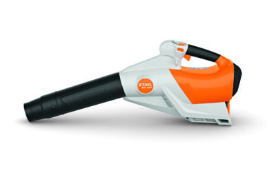 Soffiatore a batteria professionale STIHL BGA 250 visto di profilo su sfondo bianco