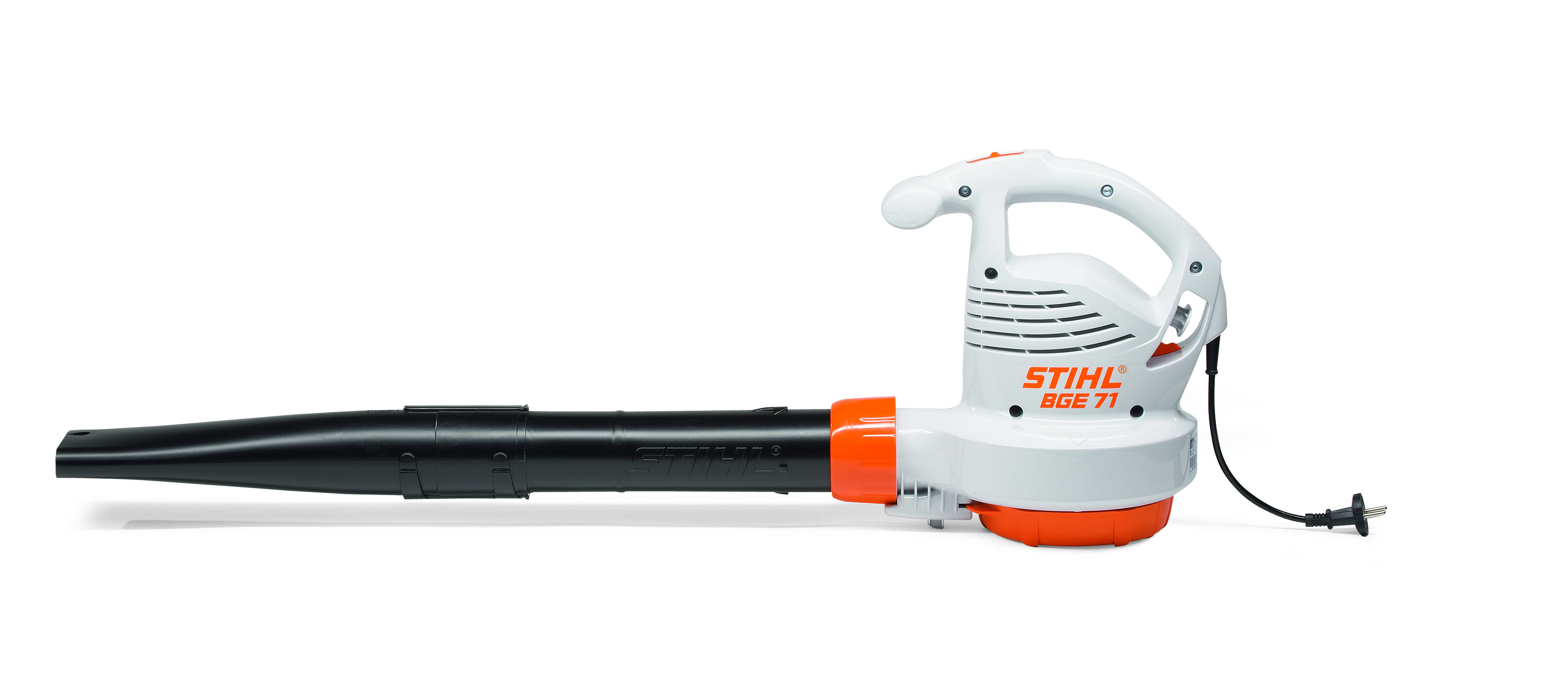 Soffiatore elettrico STIHL BGE 71 con cavo di alimentazione su sfondo bianco